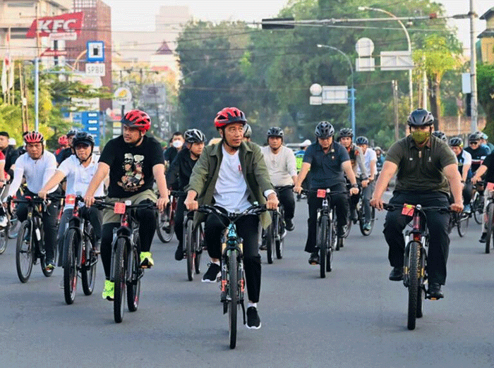 Presiden Joko Widodo mengecek penataan Kota Medan, Provinsi Sumatra Utara, Minggu (12/2/2023).