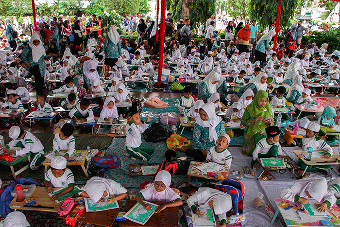 Sebanyak 2.300 Siswa Paud dan TK se-Kota Semarang meramaikan kegiatan lomba mewarnai logo logo Nahdlatul Ulama di Lapangan Pancasila Simpang Lima.
