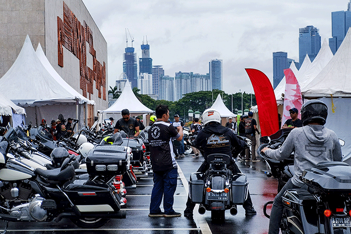 Para Peserta berbagai komunitas di kalangan sepeda motor besar mengikuti Safety & Skill Couching dan Contest Gymkhana & Rodeo di Kompleks Parlemen.