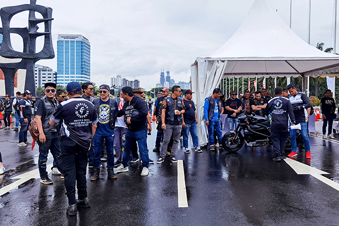 Para Peserta berbagai komunitas di kalangan sepeda motor besar mengikuti Safety & Skill Couching dan Contest Gymkhana & Rodeo di Kompleks Parlemen.