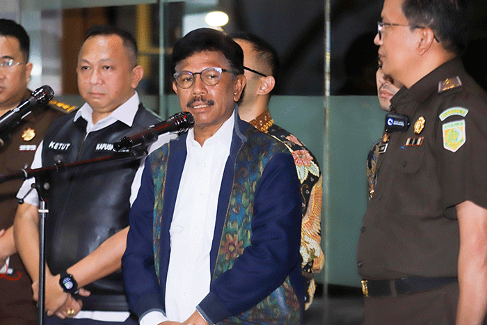 Menkominfo Johnny G Plate memberikan keterangan usai menjalani pemeriksaan di Gedung Bundar Kejaksaan Agung RI, Jakarta Selatan, Selasa (14/2/2023).