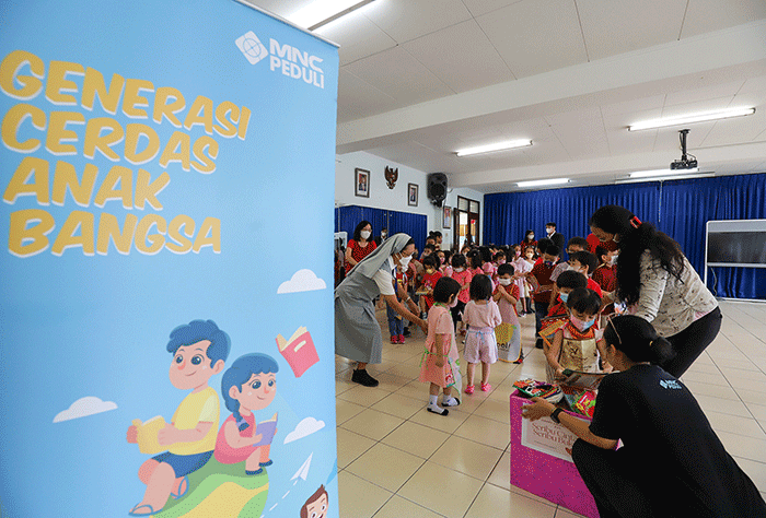 Siswa siswi Sekolah Regina Pacis mengumpulkan buku berbagi kasih dengan program Seribu Cinta, Seribu Buku di Jakarta, Selasa (14/2/2023).
