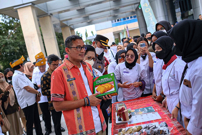 Menparekraf Sandiaga Salahuddin Uno dalam peluncuran program PMB-Poltekpar di sela-sela 