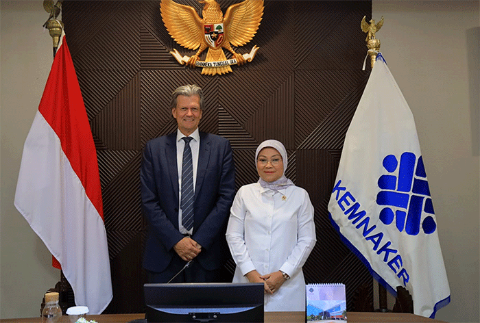 Menteri Ketenagakerjaan Ida Fauziyah saat menerima courtesy visit CEO WCC Group, Jan Jensen, di Kantor Kemnaker, Jakarta, Senin (13/2/2023).