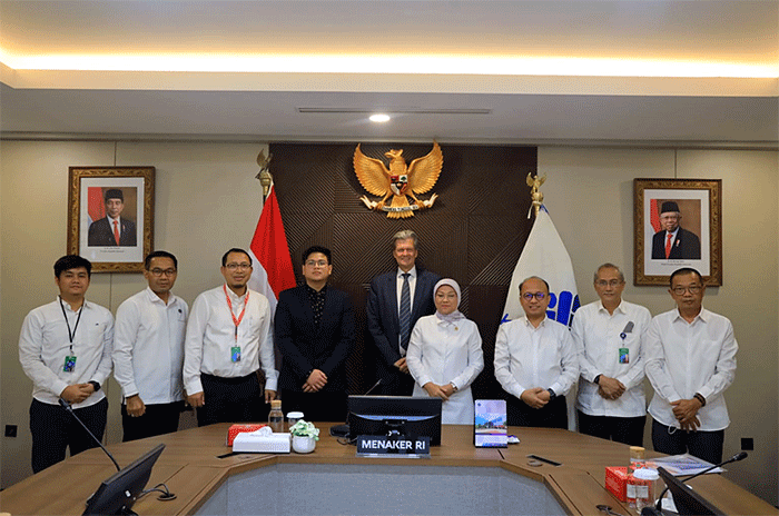 Menteri Ketenagakerjaan Ida Fauziyah saat menerima courtesy visit CEO WCC Group, Jan Jensen, di Kantor Kemnaker, Jakarta, Senin (13/2/2023).