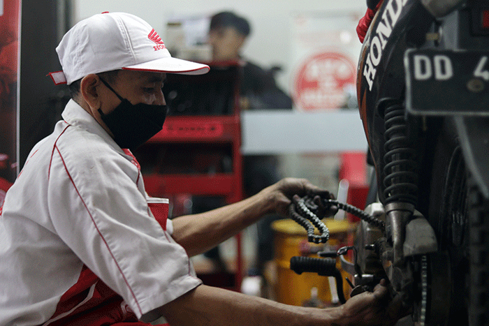 Teknisi sedang menservice sepeda motor di bengkel Astra Honda Motor, Jalan AP Pettarani, Makassar, Selasa  (14/2/2023).