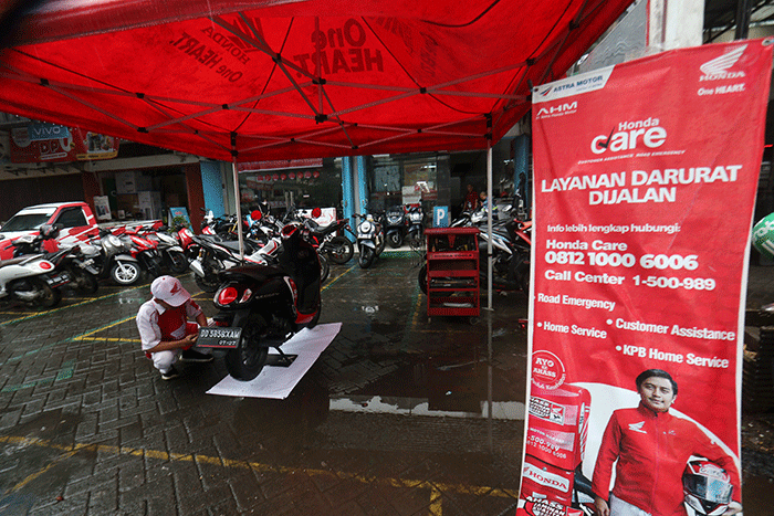 Teknisi sedang menservice sepeda motor di bengkel Astra Honda Motor, Jalan AP Pettarani, Makassar, Selasa  (14/2/2023).