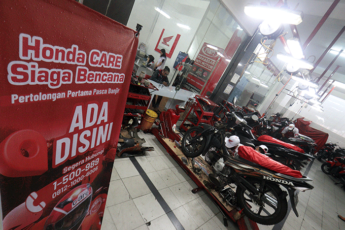 Teknisi sedang menservice sepeda motor di bengkel Astra Honda Motor, Jalan AP Pettarani, Makassar, Selasa  (14/2/2023).