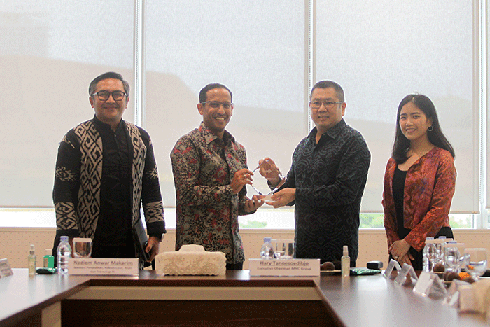 Executive Chairman MNC Group Hary Tanoesodibjo (kanan) menerima kunjungan Menteri Pendidikan, Kebudayaan, Riset, dan Teknologi Nadiem Anwar Makarim.