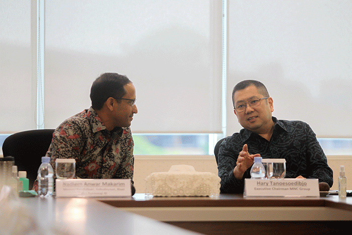 Executive Chairman MNC Group Hary Tanoesodibjo (kanan) menerima kunjungan Menteri Pendidikan, Kebudayaan, Riset, dan Teknologi Nadiem Anwar Makarim.