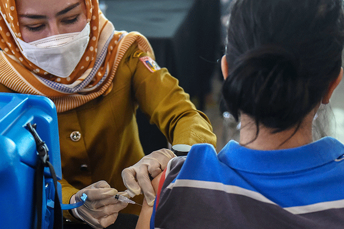 Warga antusias mendatangi sentra layanan vaksin guna mendapatkan vaksin Covid-19 booster tahap kedua di OPI Mall Lobby Utara 1, Selasa (14/2/2023).