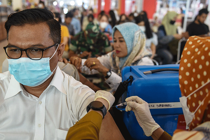 Warga antusias mendatangi sentra layanan vaksin guna mendapatkan vaksin Covid-19 booster tahap kedua di OPI Mall Lobby Utara 1, Selasa (14/2/2023).