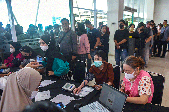 Warga antusias mendatangi sentra layanan vaksin guna mendapatkan vaksin Covid-19 booster tahap kedua di OPI Mall Lobby Utara 1, Selasa (14/2/2023).