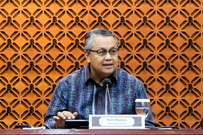 Gubernur Bank Indonesia Perry Warjiyo (tengah) dan Jajaran Dewan saat konferensi pers di Jakarta, Kamis (16/2/2023).