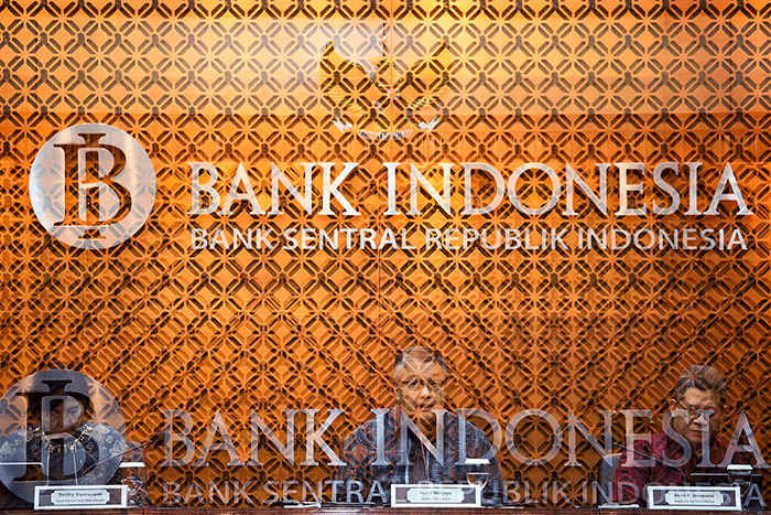 Gubernur Bank Indonesia Perry Warjiyo (tengah) dan Jajaran Dewan saat konferensi pers di Jakarta, Kamis (16/2/2023).