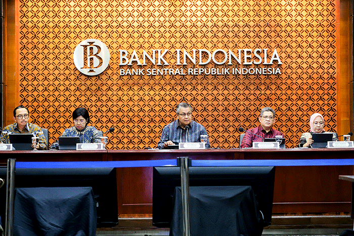 Gubernur Bank Indonesia Perry Warjiyo (tengah) dan Jajaran Dewan saat konferensi pers di Jakarta, Kamis (16/2/2023).