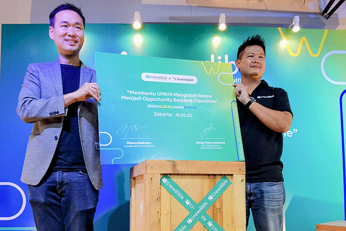 CEO Crewdible Dhana Galindra (kanan) bersama dengan CEO Bukafinancial & Commerce Bukalapak Victor Putra Lesmana saat penandatanganan kerja sama.