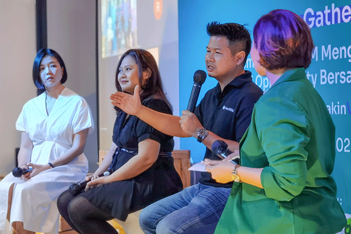 CEO Crewdible Dhana Galindra (kanan) bersama dengan CEO Bukafinancial & Commerce Bukalapak Victor Putra Lesmana saat penandatanganan kerja sama.