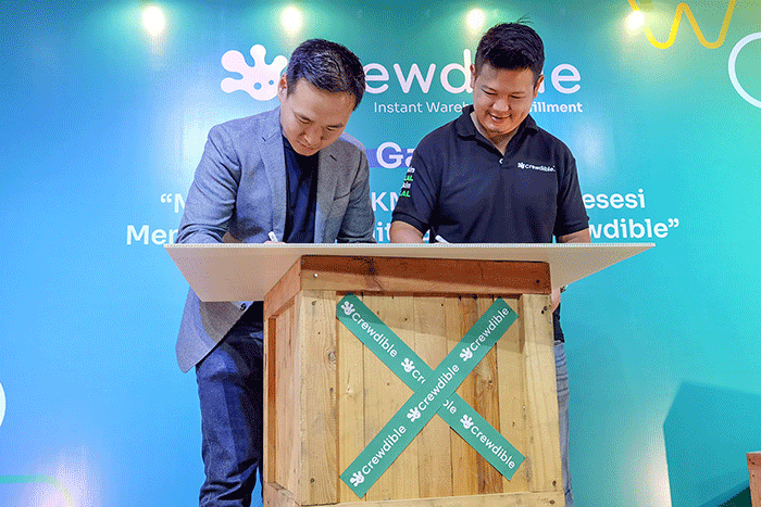 CEO Crewdible Dhana Galindra (kanan) bersama dengan CEO Bukafinancial & Commerce Bukalapak Victor Putra Lesmana saat penandatanganan kerja sama.