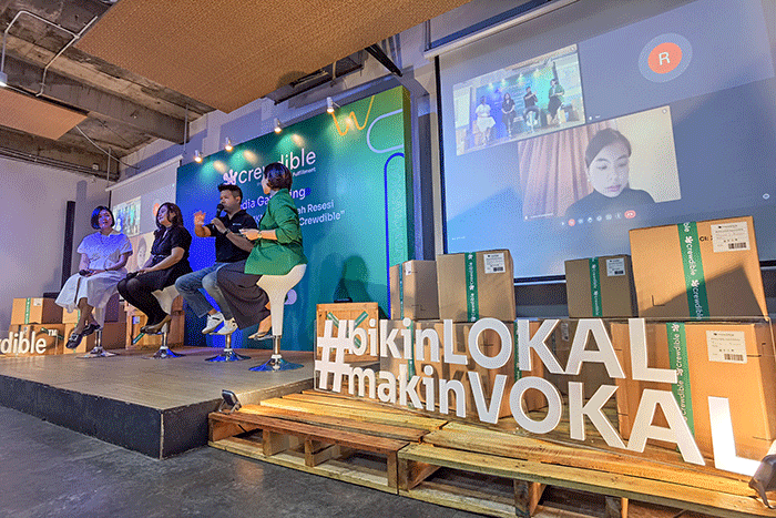 CEO Crewdible Dhana Galindra (kanan) bersama dengan CEO Bukafinancial & Commerce Bukalapak Victor Putra Lesmana saat penandatanganan kerja sama.