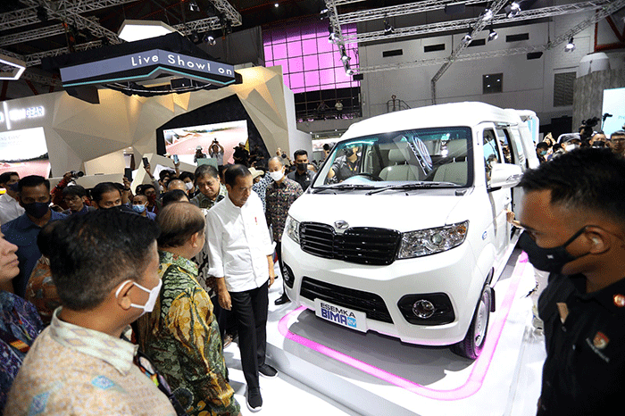 Presiden Joko Widodo mengunjungi salah-satu stand usai membuka Pameran Otomotif Indonesia International Motor Show (IIMS) Tahun 2023 di JIEXPO Kemayoran.