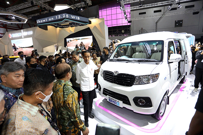 Presiden Joko Widodo mengunjungi salah-satu stand usai membuka Pameran Otomotif Indonesia International Motor Show (IIMS) Tahun 2023 di JIEXPO Kemayoran.