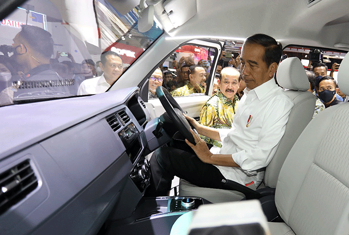 Presiden Joko Widodo mengunjungi salah-satu stand usai membuka Pameran Otomotif Indonesia International Motor Show (IIMS) Tahun 2023 di JIEXPO Kemayoran.