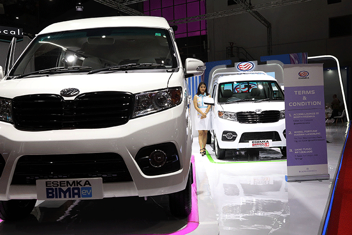 Pengunjung mengamati mobil Esemka Bima EV dalam pameran Indonesia International Motor Show (IIMS) 2023 di JIExpo Kemayoran, Jakarta Pusat, Kamis (16/2/2023).