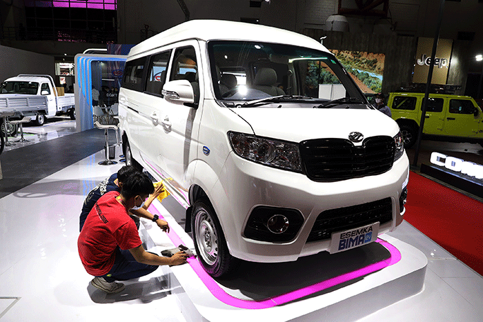 Pengunjung mengamati mobil Esemka Bima EV dalam pameran Indonesia International Motor Show (IIMS) 2023 di JIExpo Kemayoran, Jakarta Pusat, Kamis (16/2/2023).