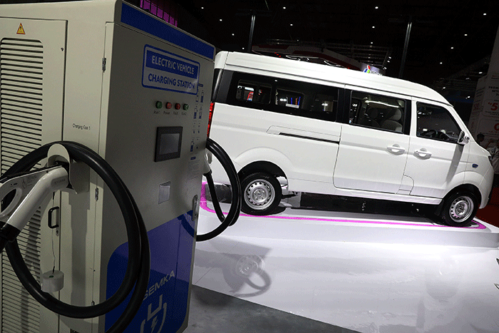 Pengunjung mengamati mobil Esemka Bima EV dalam pameran Indonesia International Motor Show (IIMS) 2023 di JIExpo Kemayoran, Jakarta Pusat, Kamis (16/2/2023).