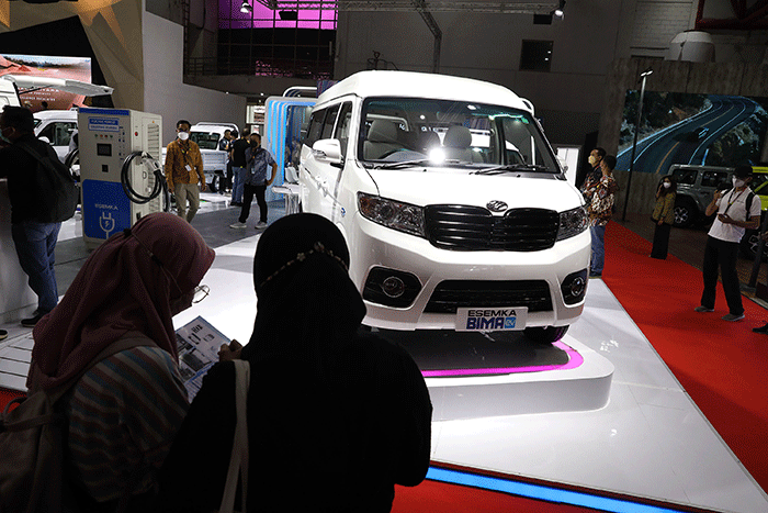 Pengunjung mengamati mobil Esemka Bima EV dalam pameran Indonesia International Motor Show (IIMS) 2023 di JIExpo Kemayoran, Jakarta Pusat, Kamis (16/2/2023).