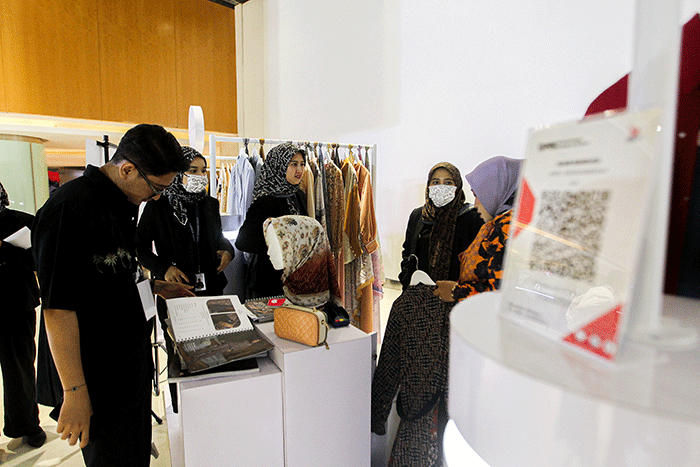 Pengunjung melihat pakaian karya desainer lokal yang dijual dalam gelaran Garis Poetih 2023 di Ciputra Artpreneur, Jakarta, Rabu (15/2/2023).