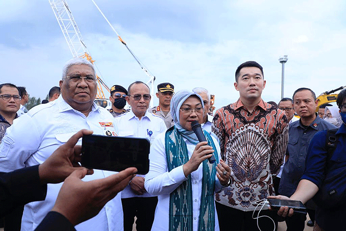 Menaker Ida Fauziyah melakukan kunjungan lapangan ke Kawasan Industri PT Virtue Dragon Nickel Industry (VDNI) dan PT Obsidian Stainless Steel (OSS).