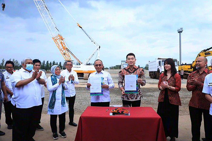 Menaker Ida Fauziyah melakukan kunjungan lapangan ke Kawasan Industri PT Virtue Dragon Nickel Industry (VDNI) dan PT Obsidian Stainless Steel (OSS).