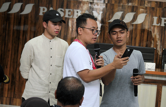 Head of Community Development Smartfren, Dani Akhyar memberikan pelatihan kewirausahaan digital untuk warga pelaku UMKM di Kelurahan Ciketing Udik, Bekasi.