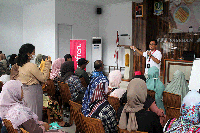Head of Community Development Smartfren, Dani Akhyar memberikan pelatihan kewirausahaan digital untuk warga pelaku UMKM di Kelurahan Ciketing Udik, Bekasi.