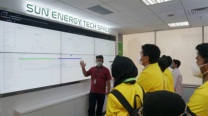 Group Head of Marketing SUN Anggita Pradipta saat memperkenalkan SUN Energy sebagai perusahaan pengembang energi surya di Indonesia.