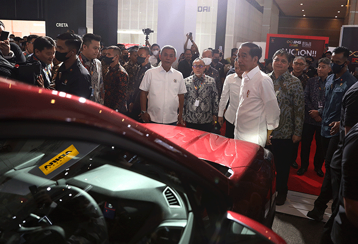 Presiden Joko Widodo (kanan) mengamati mobil The All-new Subaru WRX di Indonesia International Motor Show (IIMS) 2023 di JIExpo Kemayoran Jakarta.