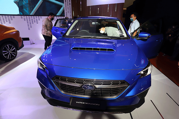Presiden Joko Widodo (kanan) mengamati mobil The All-new Subaru WRX di Indonesia International Motor Show (IIMS) 2023 di JIExpo Kemayoran Jakarta.