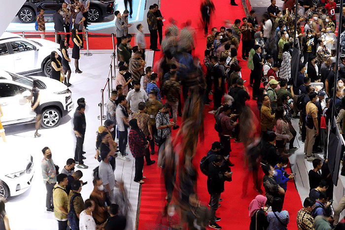 Pengunjung melihat aneka mobil dalam pameran Indonesia International Motor Show (IIMS) 2023 di JIExpo Kemayoran, Jakarta, Kamis (16/2/2023).