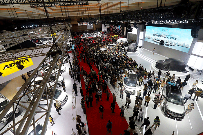 Pengunjung melihat aneka mobil dalam pameran Indonesia International Motor Show (IIMS) 2023 di JIExpo Kemayoran, Jakarta, Kamis (16/2/2023).