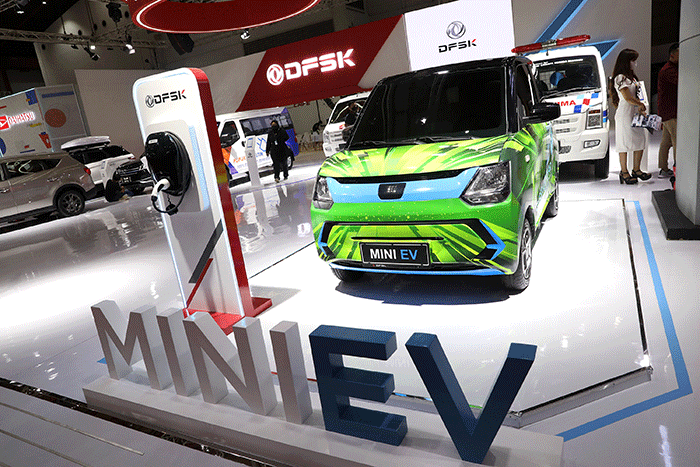 Pengunjung melihat aneka mobil dalam pameran Indonesia International Motor Show (IIMS) 2023 di JIExpo Kemayoran, Jakarta, Kamis (16/2/2023).