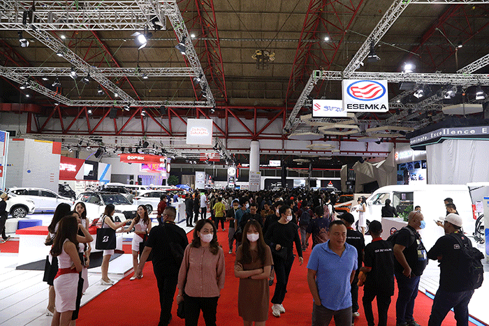 Pengunjung melihat aneka mobil dalam pameran Indonesia International Motor Show (IIMS) 2023 di JIExpo Kemayoran, Jakarta, Kamis (16/2/2023).