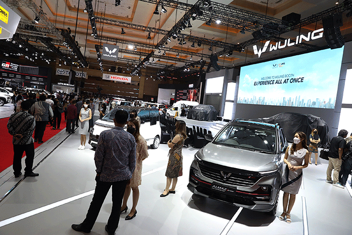 Pengunjung melihat aneka mobil dalam pameran Indonesia International Motor Show (IIMS) 2023 di JIExpo Kemayoran, Jakarta, Kamis (16/2/2023).
