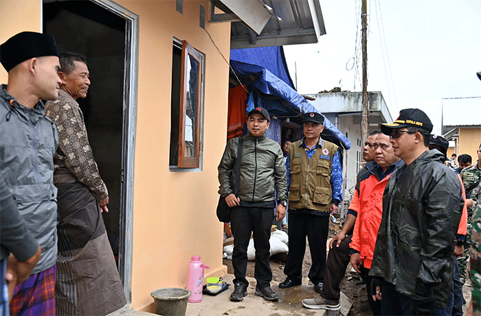 Kepala BNPB Letjen TNI Suharyanto beserta rombongan meninjau lokasi pembangunan rumah insitu di Desa Ciputri, Kecamatan Pacet, Kabupaten Cianjur, Jawa Barat.