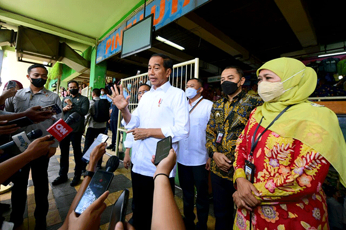 Presiden Joko Widodo mengunjungi Pasar Wonokromo untuk mengecek harga bahan pangan seperti beras, minyak goreng, dan telur di Kota Surabaya.
