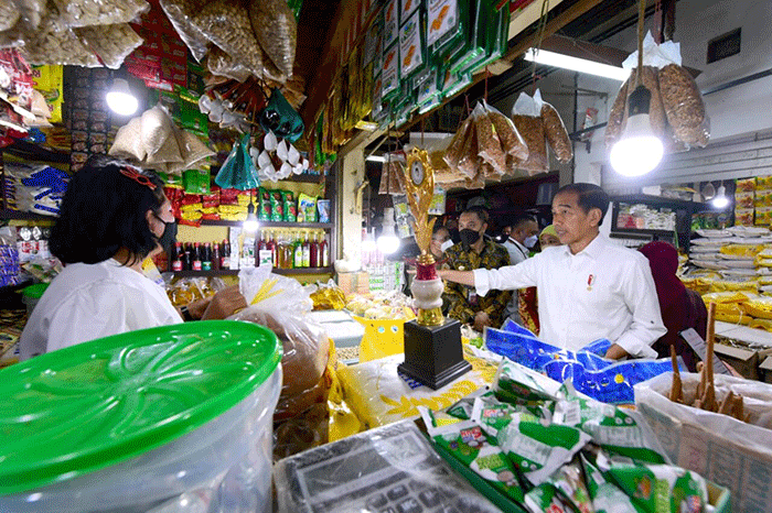 Presiden Joko Widodo mengunjungi Pasar Wonokromo untuk mengecek harga bahan pangan seperti beras, minyak goreng, dan telur di Kota Surabaya.