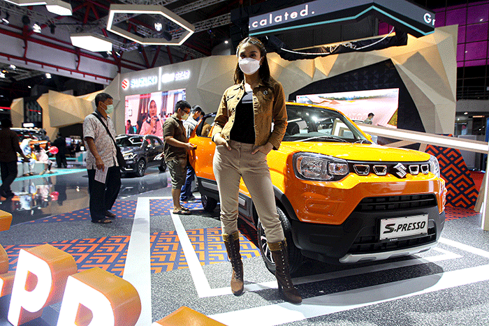 Sales promotion girl (SPG) berpose di kendaraan yang dipamerkan dalam Indonesia International Motor Show (IIMS) 2023 di JIExpo Kemayoran, Jakarta.