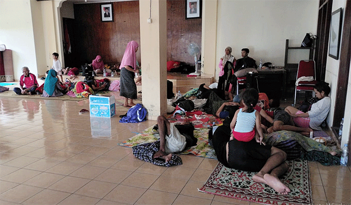 Tim BPBD Kota Surakarta mengevakuasi warga menggunakan perahu karet akibat banjir di wilayah Kota Surakarta, Jawa Tengah, Jumat (17/2/2023).