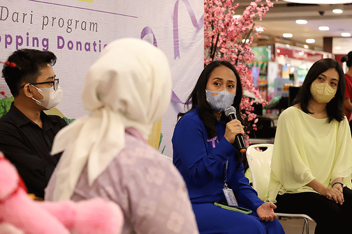 Cancer Talk & Donasi Hero Supermarket untuk Yayasan Pita Kuning, di Jakarta, Jumat (17/2/2023).